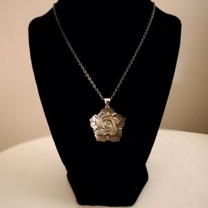 Vintage Natural Flower Shell Pendant Necklace